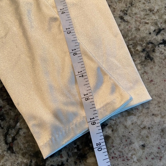 White/ivory satin wedding gloves with snap closure in ring finger - Picture 3 of 4